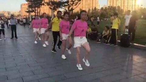 鬼步舞视频慢动作,舞步精妙，魅力四射